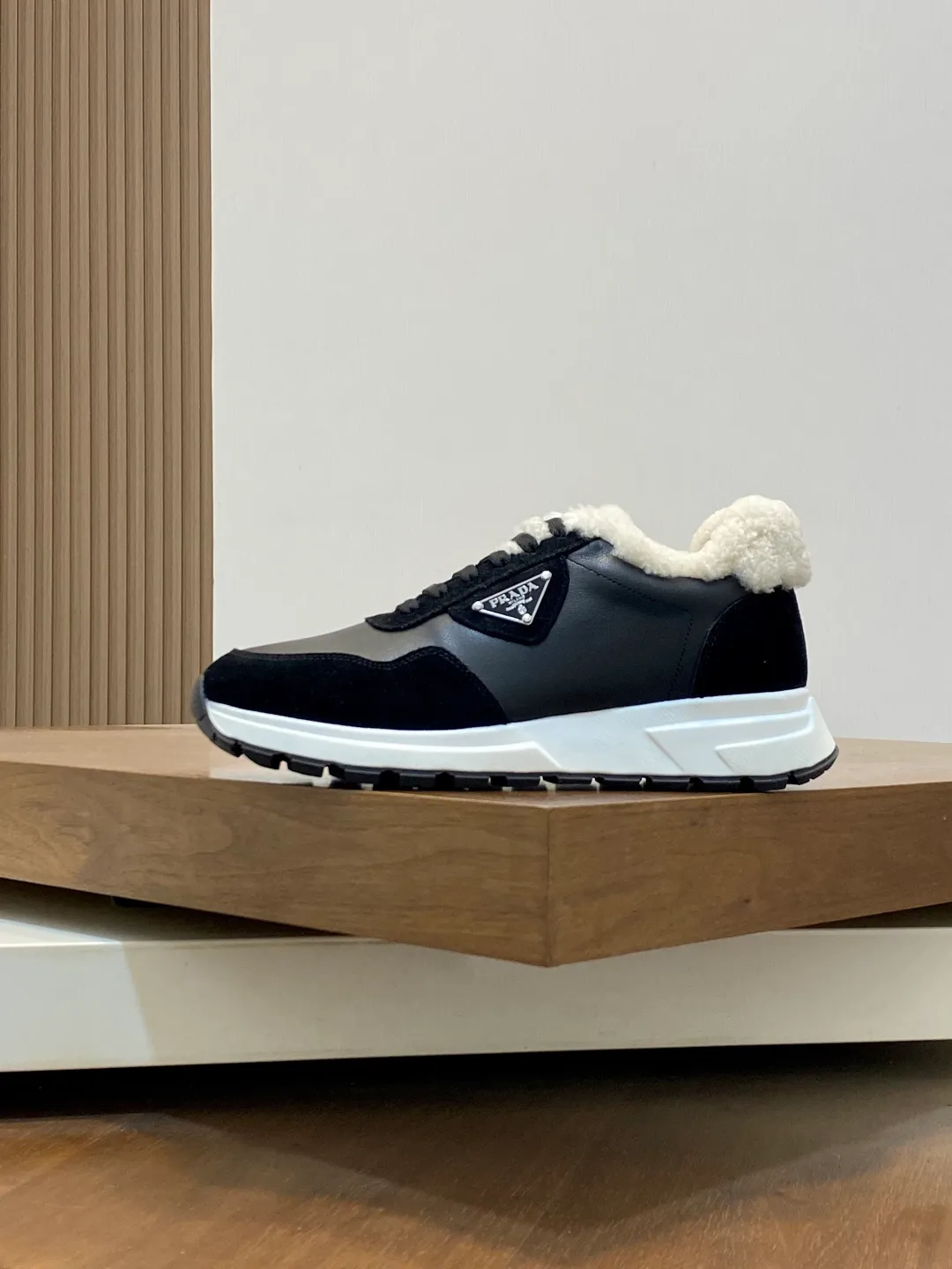 💰780 Prada/Prada Autumn and winter men's leather lace-up sneakers. Top-quality goods produced in Dongguan. Imported Nappa cowhide leather upper with raised layered design. Light and breathable, soft and comfortable. Genuine calfskin leather edging has a distinctive sporty style. The leather tongue is equipped with the classic PRADA letter red rubber label badge to fully display the brand style. The transparent air-cushion midsole is equipped with a lightweight tread rubber outsole. It is light and increased by about 4CM. The inner lining is Excellent foot feel. Comes with original packaging. 38-44 (customized at 45). Size: 39-40-41-42-43-44. Standard leather shoe size.